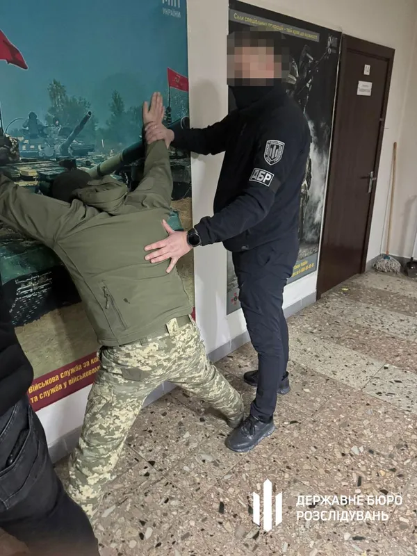 На Закарпатті затримали працівника ТЦК, який схиляв військових до повторного СЗЧ (фото)