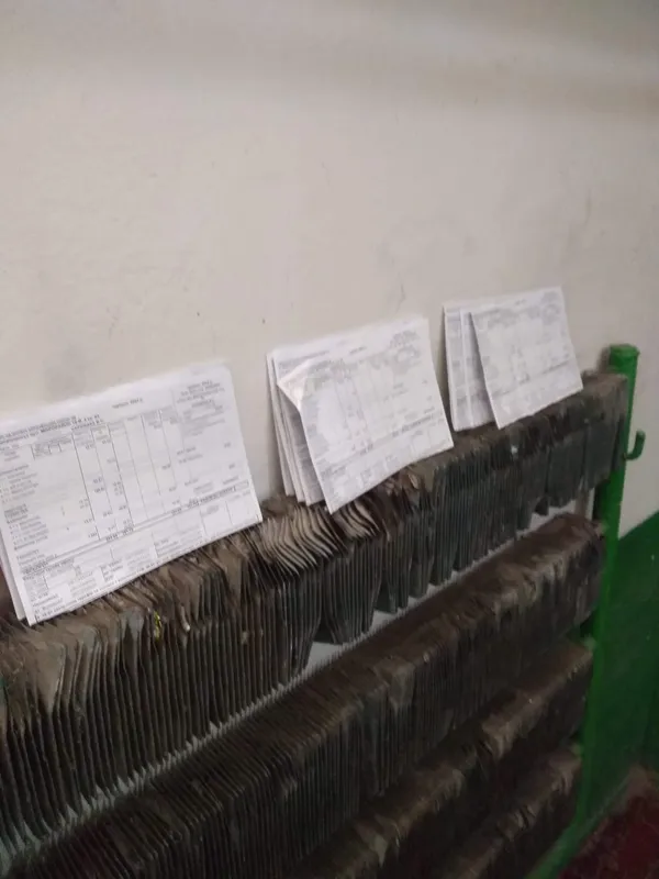 На Волині рахунки за комуналку вішають у поліетиленових пакетах на дверях (фото)