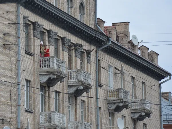 Віп-ложе окупували чарівні панянки у червоному та білому 