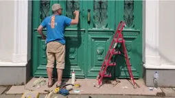 У Луцьку пофарбували нещодавно відреставровані старовинні двері (фото)