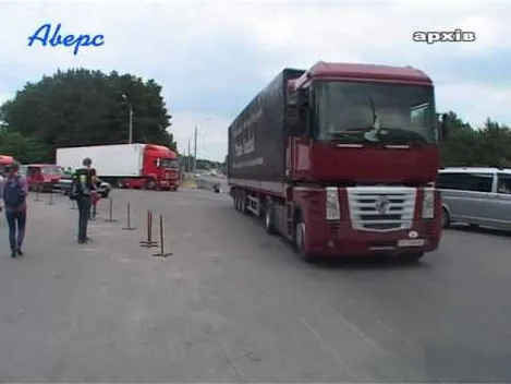 На Волинь під виглядом гуманітарки везли тонни брендових речей