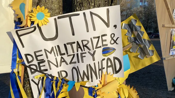 У Вільнюсі на вулиці, де розташоване посольство РФ, з’явились таблички «Героїв України» (фото)