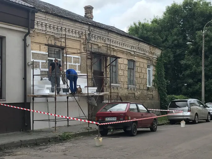Будинок у старому Луцьку обшивають пінопластом (фото)