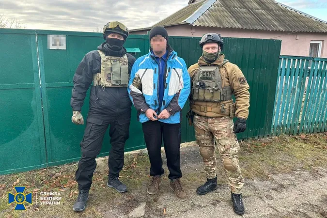 СБУ затримала експосадовців Укрзалізниці, які допомогли перекинути ешелони рф в Україну (фото)