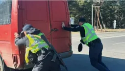 На Волині патрульним довелося штовхати бус: що сталося