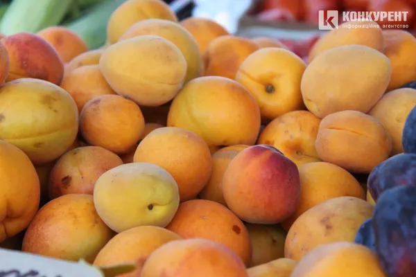 За скільки у Луцьку можна купити літні фрукти та кукурудзу (фото)