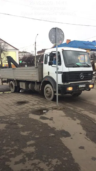 Нові фото зі Старого ринку: муніципали безплатно допомагають підприємцям переїжджати
