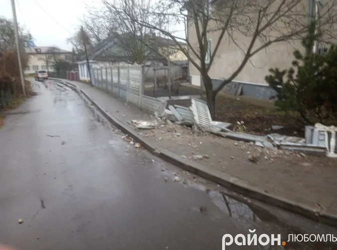 На Волині поляк «під мухою» зніс бусом бетонну огорожу (фото)