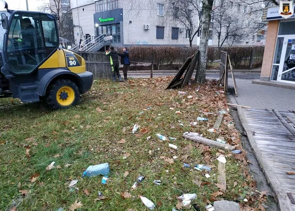 У Луцьку знесли стару огорожу біля «Гостинця» (фото)