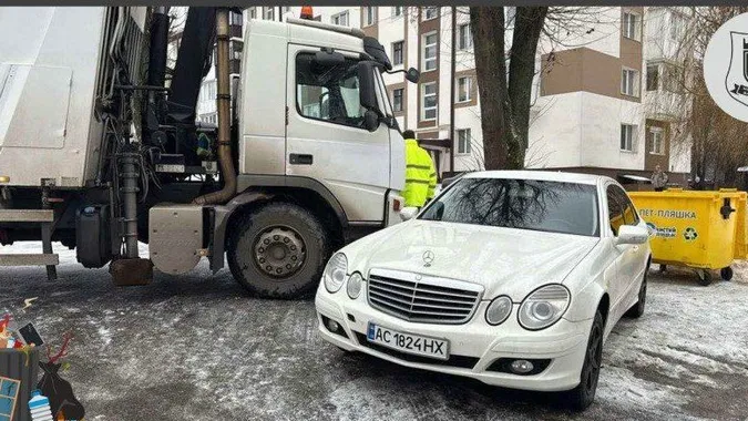 Заблокував сміттєвоз: у Луцьку водій отримав штраф за паркування біля контейнерів