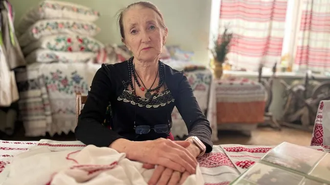 «У чотири роки вже вишивала»: майстриня з Волині зберігає унікальну техніку занизування (фото)