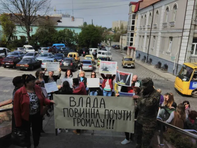 Перед будівлею Луцькради – мітинг (фото) (ОНОВЛЕНО)