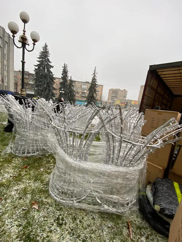 У Ковелі вже почали монтаж ялинки і святкових декорацій (фото)