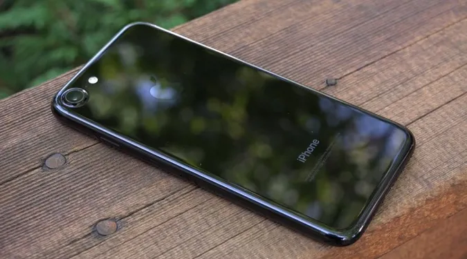 Блогер із Луцька перевірив, чи розчиниться iPhone 7 в кислоті