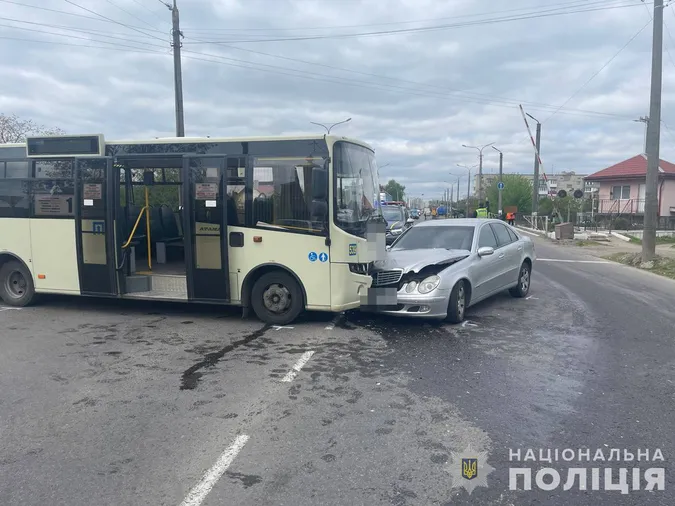У Луцьку «мерс» протаранив автобус – є травмовані (фото)