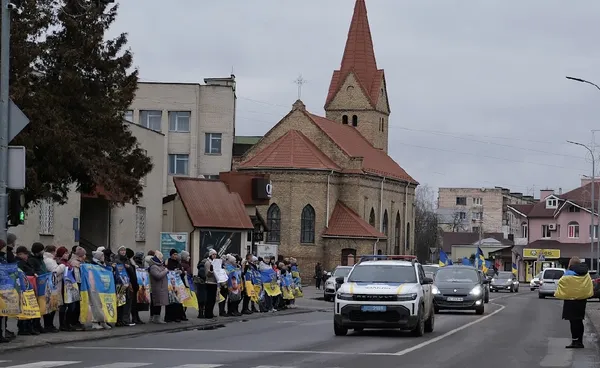 Десятки людей з прапорами та гаслами: у Володимирі вийшли на мирну акцію (фото)