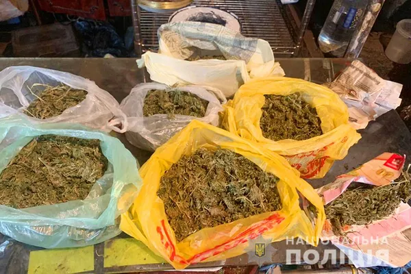 Операція «Мак»: правоохоронці вилучили десятки кілограмів наркотиків (фото, відео)
