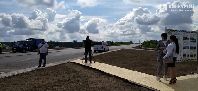 На волинській трасі чекають на Зеленського (фото, пряма трансляція)