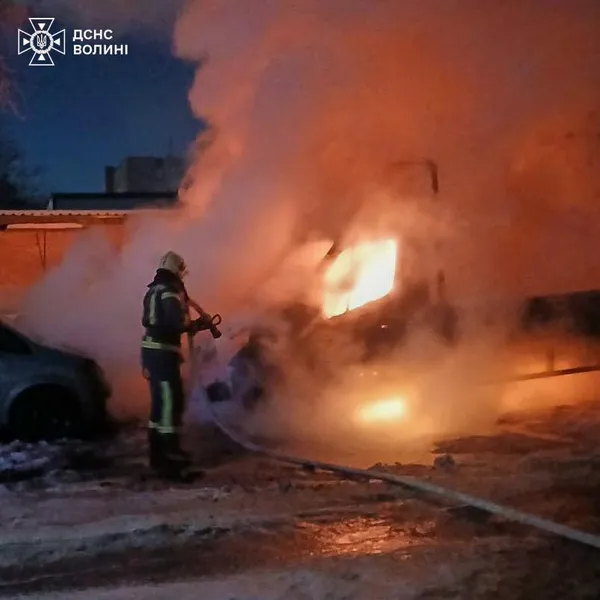 У Луцьку на Відродження спалахнула вантажівка – вогонь перекинувся на ще одне авто (фото, відео)