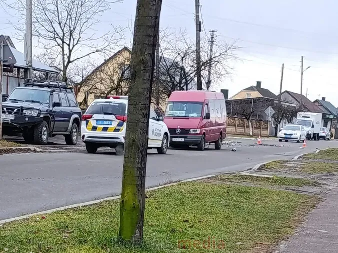 На Волині водій мотоцикла потрапив під колеса мікроавтобуса (фото)