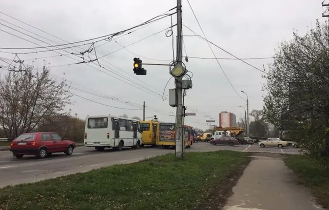 На перехресті Ковельської та Набережної у Луцьку світлофор працюватиме по-новому