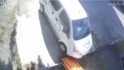 У Луцьку легковик зніс зарядну станцію (фото, відео)