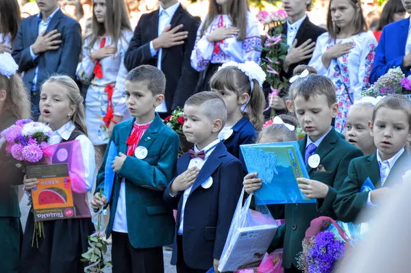 І «першачки» , і «старшачки» гордо і голосно співали гімн України
