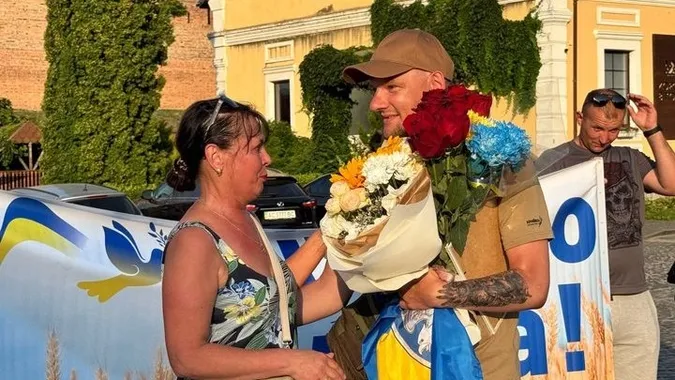 Повернувся додому через 4 роки полону: у Луцьку зустріли воїна Олександра Пришка (фото)