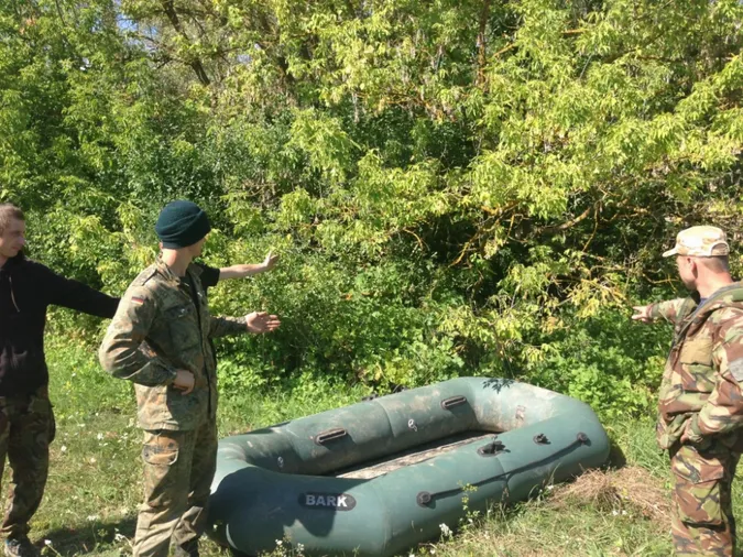 Волинь: біля кордону знайшли човен і 3 тисячі пачок цигарок
