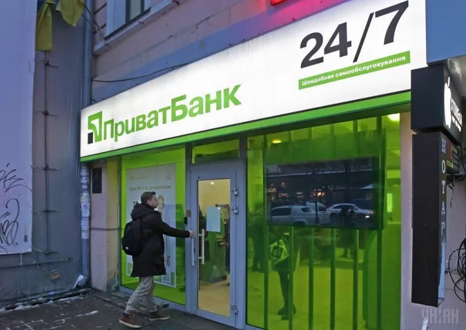 Рахунки «Приватбанку» арештували на вимогу Суркісів 