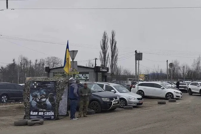 На луцькому авторинку військові розмістили намет (фото)