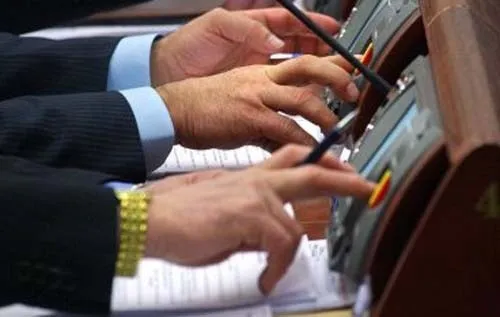 Підвищення зарплат депутатів скасували: як голосували нардепи з Волині