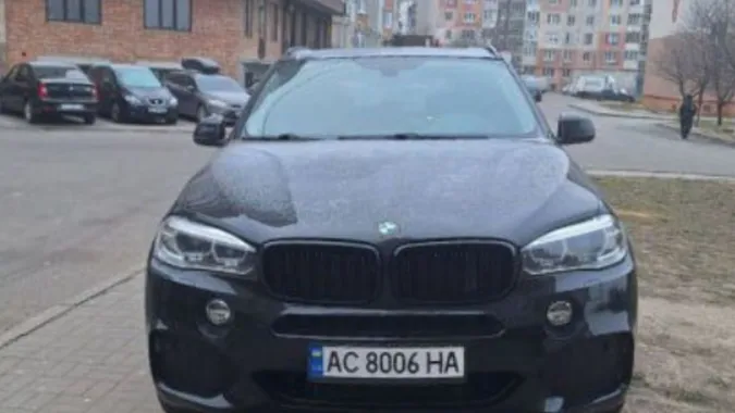 У Луцьку «автохам» на BMW припаркувався на тротуарі (фото)