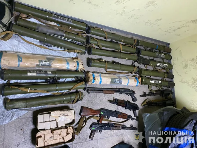 Цілий арсенал та мільйони доларів: у Дніпрі затримали торговців зброєю (фото, відео)