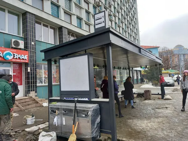 У Луцьку біля «Променя» встановлюють «розумну зупинку» (фотофакт)