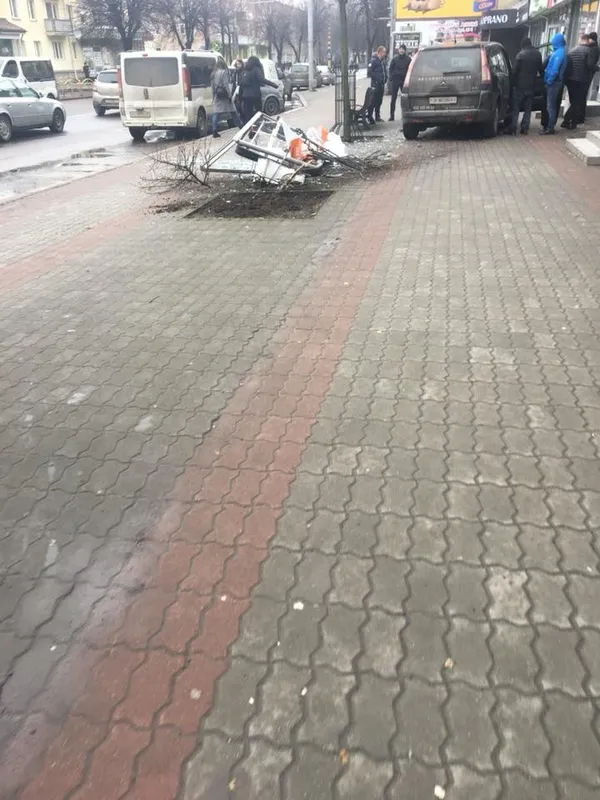 У Луцьку п'яний водій на «євробляхах» зніс рекламну конструкцію (фото)