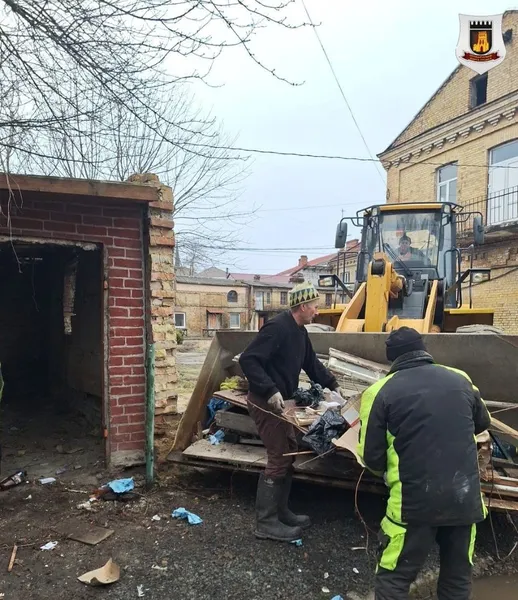 У Луцьку муніципали розвалили нічийну халупу в Старому місті (фото)