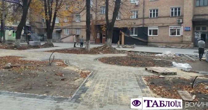 Мінімум бруківки, нові лавки та цікаві ліхтарі: реконструкція старого квіткового ринку (фото)