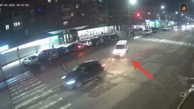 У центрі Луцька на світлофорі зіткнулися Renault і Mazda (відео)