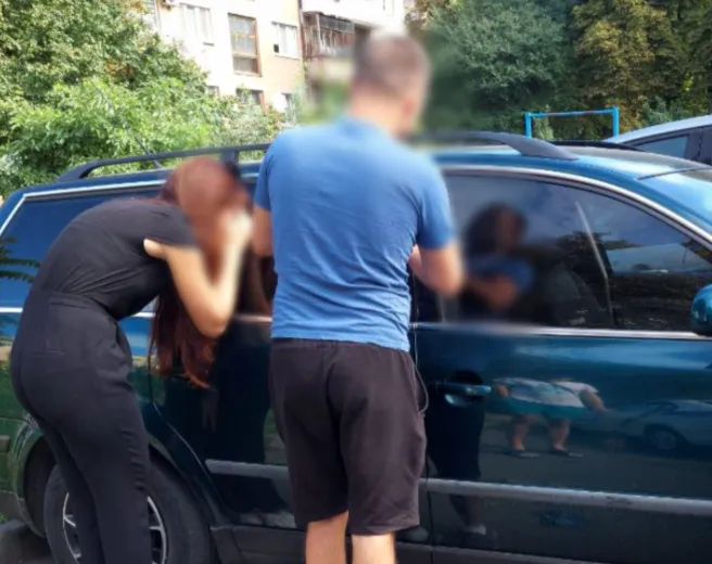 Заблокувалися дверцята: у Луцьку 2-річна дитина застрягла в авто (фото)