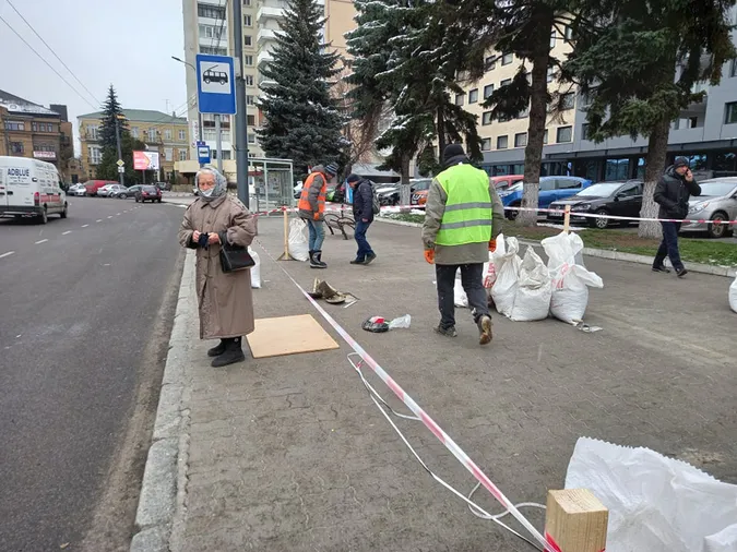 У центрі Луцька встановлюють «розумну» зупинку (фотофакт)