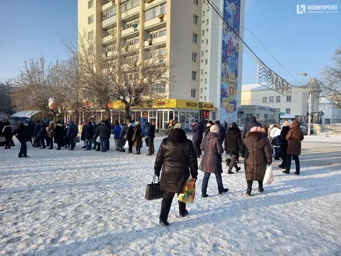 Біля луцького собору – черги: люди чекають на освячену воду, а вона замерзає (фото)