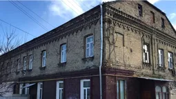 У Луцьку руйнується старий будинок: люди нарікають на комунальників, ті – на борги
