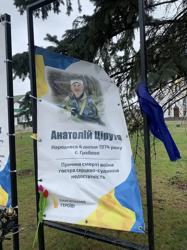 На Волині шквальний вітер понівечив портрети, розкидав лампадки та квіти на Алеї Героїв (фото)