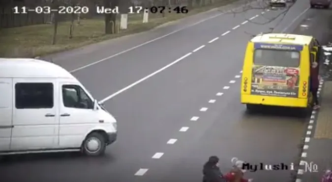 Встиг загальмувати: біля Луцька перед переходом розвернуло бус із причепом (відео)