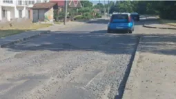Зробили абияк: у Луцьку після ремонту водопроводу неякісно відновили асфальт (фото)