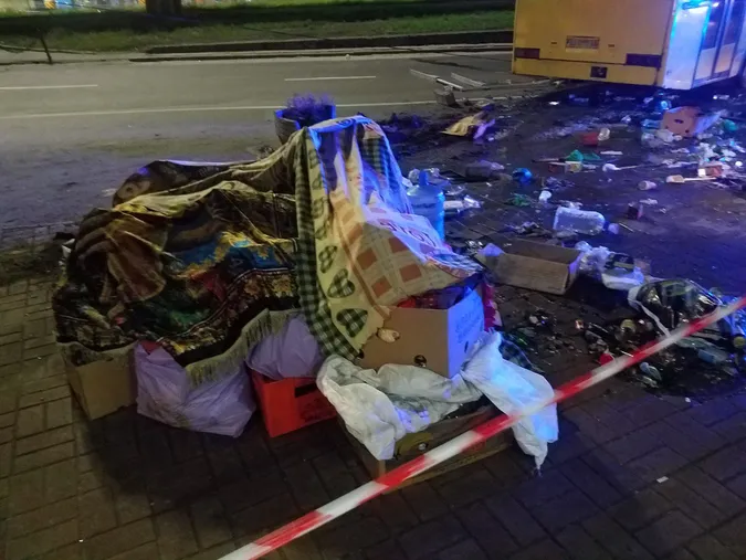У Києві автобус влетів у натовп людей на зупинці: є жертва (фото)