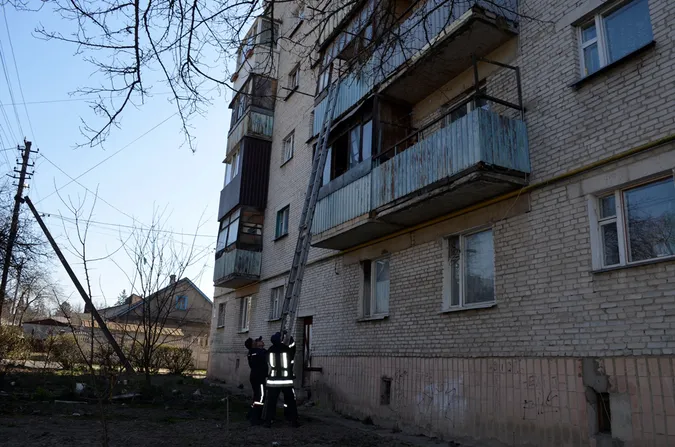 Лізли через балкон: у Луцьку рятували жінку, яка впала й не могла піднятися (фото)