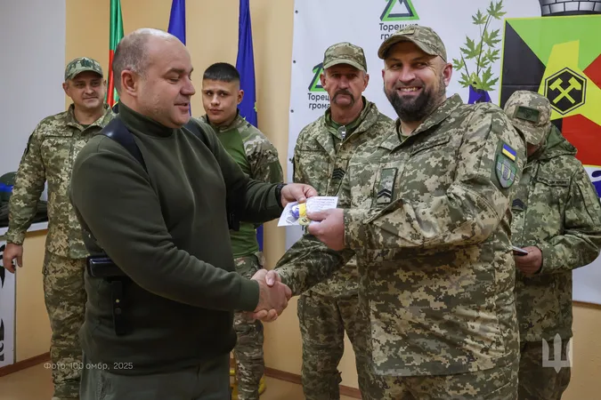 Воїнів «волинської сотки» нагородили медалями за оборону Торецька (фото)