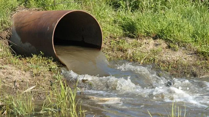На Волині у річку виливають стічні води з місцевих полів (фото)
